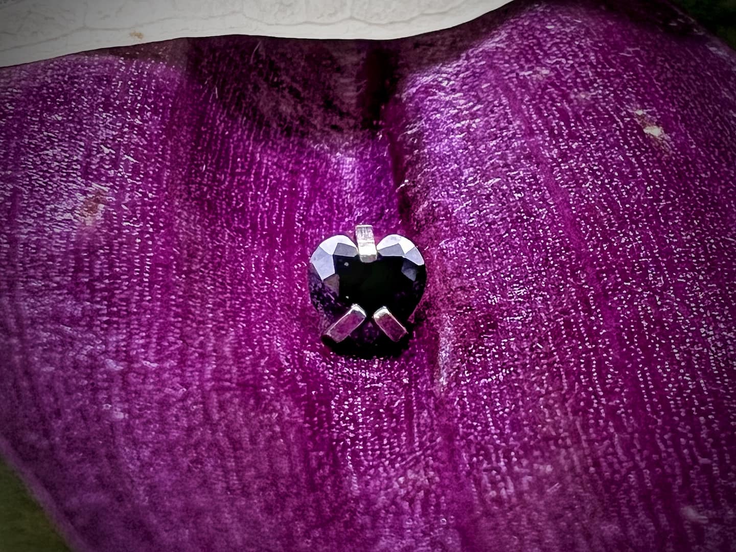 Top de titanio grado implante con circonita negra en forma de corazón de 1,2mm