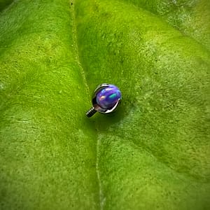 Bola de ópalo morado engastada en titanio grado implante 1,2mm