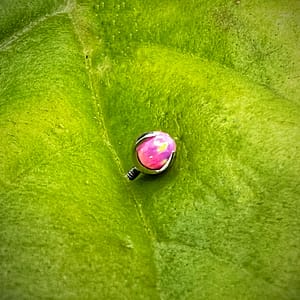Bola de ópalo rosa engastada en titanio grado implante 1,2mm