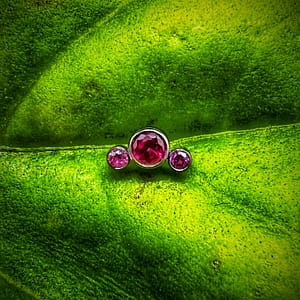 Cluster con 3 circonitas rojas de titanio grado implante 1,2mm