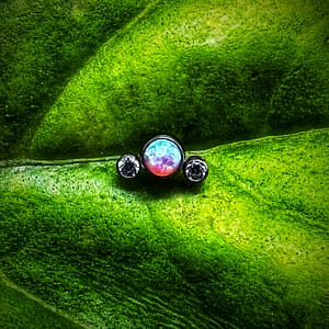 Cluster con 3 circonitas y ópalo de titanio grado implante 1,2mm