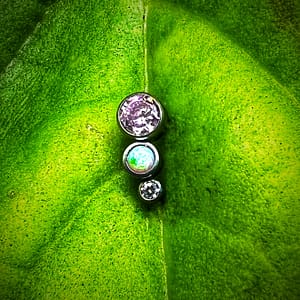 Cluster con 3 ópalos y circonita de titanio grado implante 1,2mm