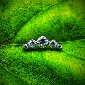 Cluster con 5 circonitas blancas de titanio grado implante 1,2mm