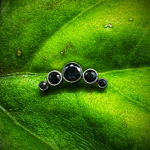 Cluster con 5 circonitas negras de titanio grado implante 1,2mm