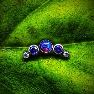 Cluster con 5 ópalos y circonitas de titanio grado implante 1,2mm