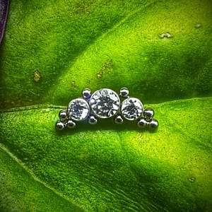 Cluster con 3 circonitas blancas y bolitas de titanio grado implante 1,2mm