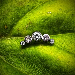 Cluster con 5 circonitas blancas de titanio grado implante 1,2mm