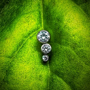 Cluster con 3 circonitas blancas de titanio grado implante 1,2mm