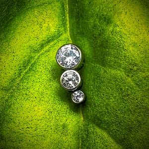 Cluster con 3 circonitas blancas de titanio grado implante 1,2mm