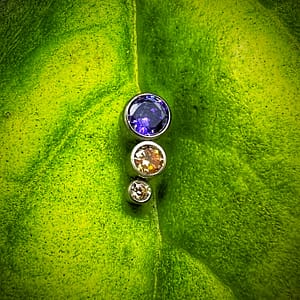 Cluster con 3 circonitas de colores fríos de titanio grado implante 1,2mm