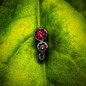 Cluster con 3 circonitas de colores cálidos de titanio grado implante 1,2mm