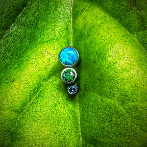 Cluster con 3 ópalos y circonitas azules de titanio grado implante 1,2mm