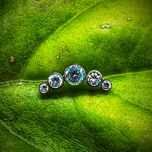 Cluster con 5 circonitas multicolor de titanio grado implante