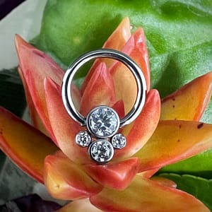 Aro de presión de titanio grado implante con cluster de 4 circonitas blancas de 1,6x8mm