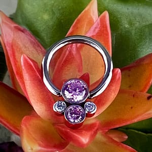 Aro de presión de titanio grado implante con cluster de 4 circonitas lilas de 1,6x8mm