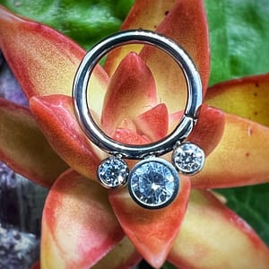 Aro de titanio grado implante con 3 tops de circonitas blancas de 1,2x8mm