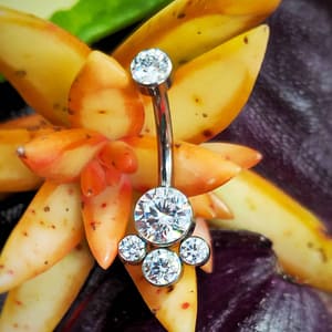 Piercing de ombligo de titanio grado implante con circonitas blancas