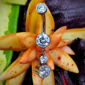 Piercing de ombligo de titanio grado implante con circonitas blancas y colgante 1,6mm