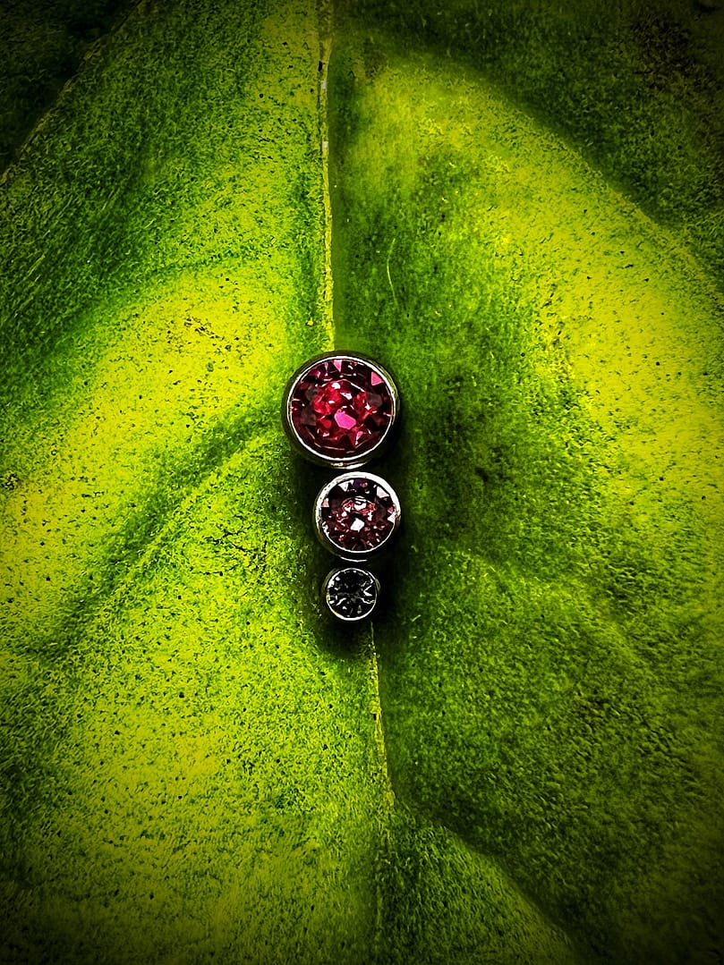 Cluster con 3 circonitas de colores cálidos de titanio grado implante 1,2mm