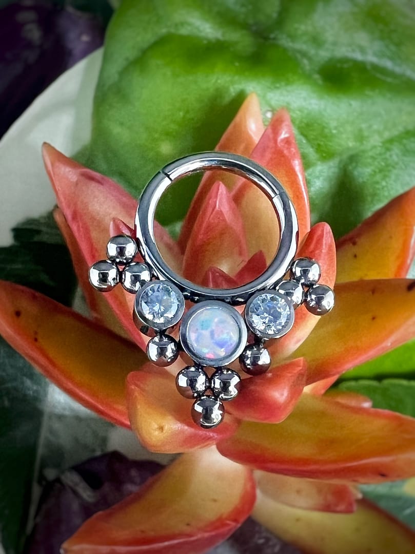 Aro de titanio grado implante con corona de circonitas blancas, ópalo blanco y bolitas de 1,2x8mm