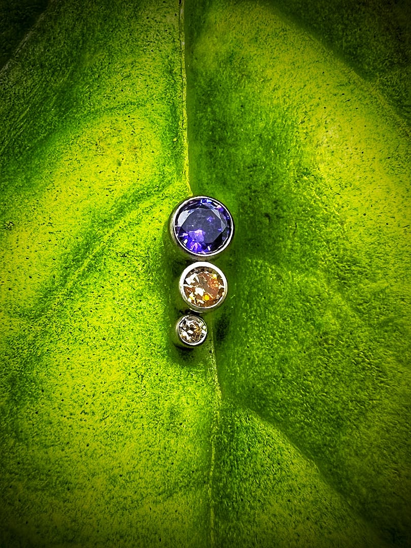 Cluster con 3 circonitas de colores fríos de titanio grado implante 1,2mm