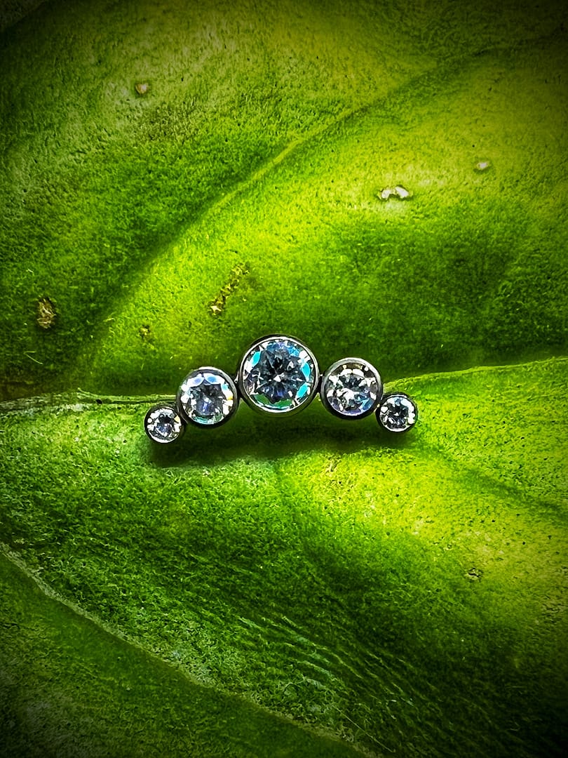 Cluster con 5 circonitas multicolor de titanio grado implante