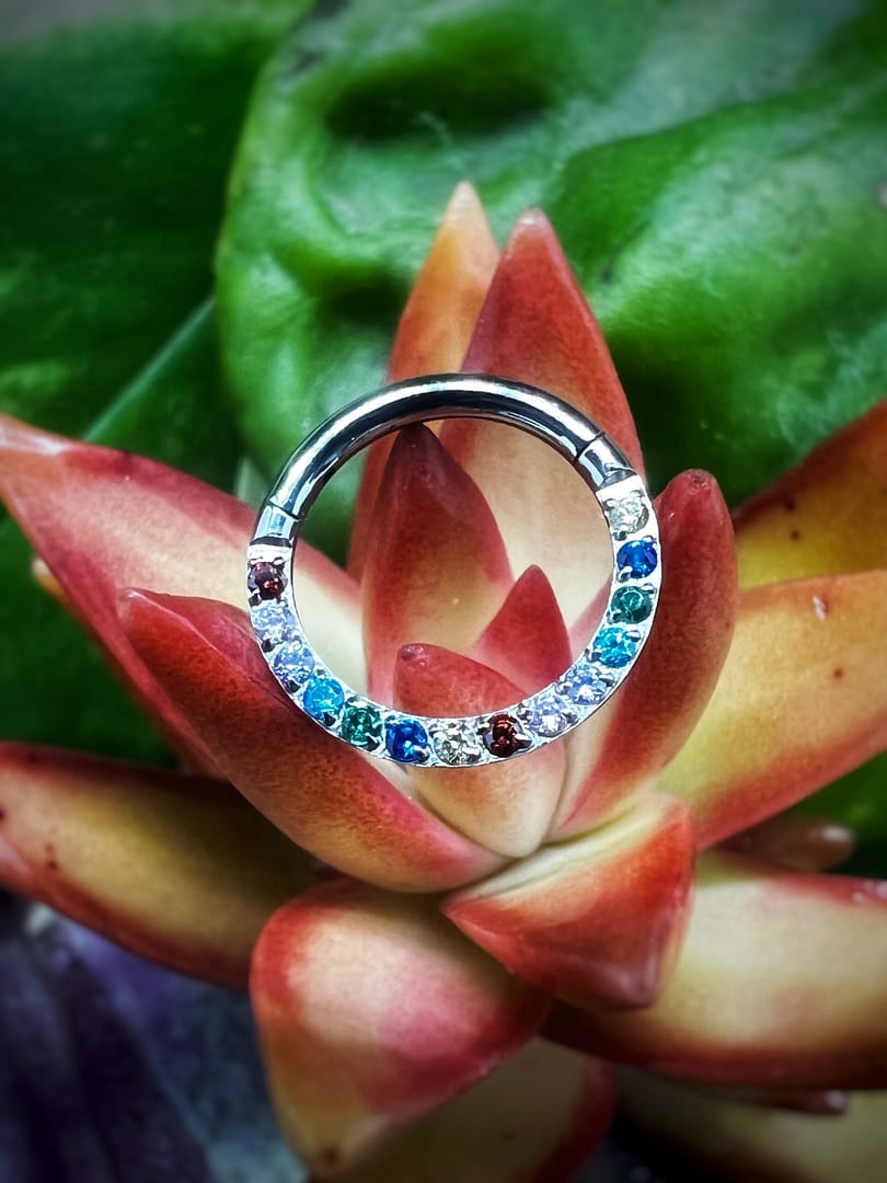 Aro de titanio grado implante con circonitas de colores frontales de 1,2x8mm