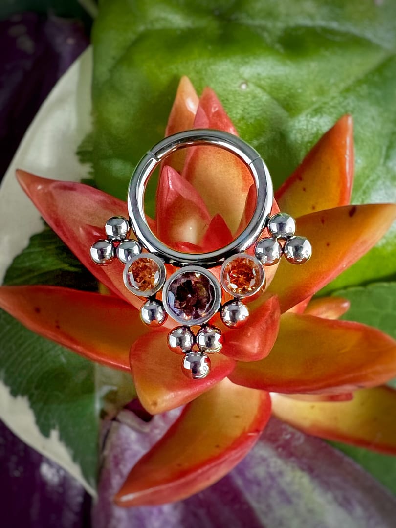 Aro de titanio grado implante con corona de circonitas color champán y bolitas de 1,2x8mm