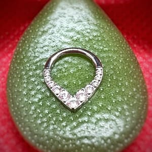 Aro en forma de lágrima con circonitas blancas de titanio grado implante de 1,2mm